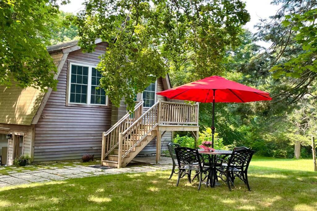 Newly Renovated Carriage House Near Town & Beaches Madison Exterior photo