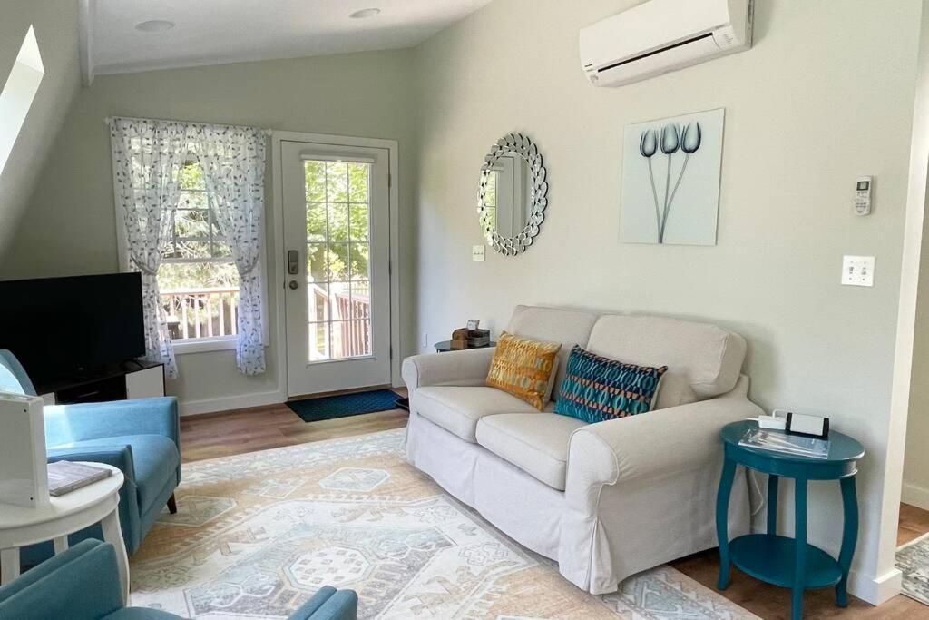Newly Renovated Carriage House Near Town & Beaches Madison Exterior photo
